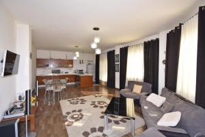 - un salon avec un canapé et une table dans l'établissement Luxury Villa with a Pool, à Erevan