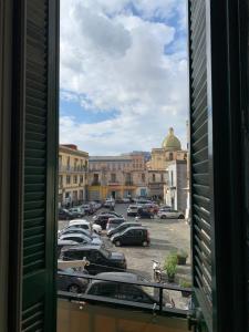uma vista de uma janela de um parque de estacionamento em La Casa Di Hoby em Nápoles