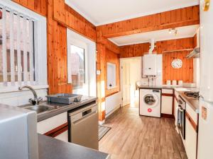 een keuken met houten wanden en houten vloeren bij 4 Dorothy Avenue in Skegness