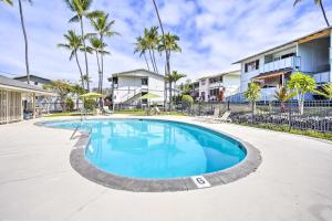 The swimming pool at or close to Sunny Central Condo Lanai and Community Pool Access