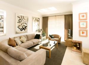 阿爾科斯－德拉弗龍特拉的住宿－Arcos Gardens Sol Rent Golf，客厅配有沙发和桌子