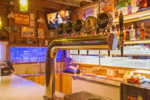 um bar com um balcão com um bar em Harrys Inn Guesthouse em Lárnaca