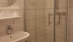 Bathroom sa Hôtel La Charbonnade