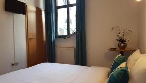 Rúm í herbergi á Hôtel La Charbonnade