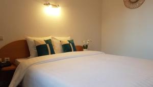 Rúm í herbergi á Hôtel La Charbonnade