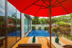 Bazén v ubytování VILLA PULAU | 2 Bedrooms Villa with Private Pool in Luxury Residence | 2 min to Naiharn Beach nebo v jeho okolí