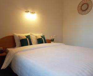 Rúm í herbergi á Hôtel La Charbonnade
