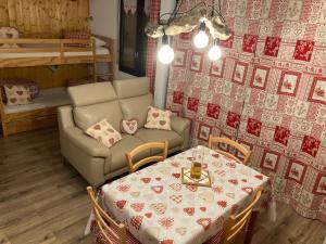 O zonă de relaxare la Studio Yomeo - La Joue Du Loup - Pied des pistes - 30M2 1 à 5 personnes