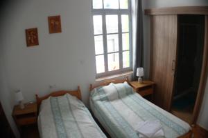 En eller flere senge i et værelse på Harrys Inn Guesthouse