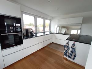 Kuchyň nebo kuchyňský kout v ubytování BodenSEE CITY APARTMENTS Friedrichshafen