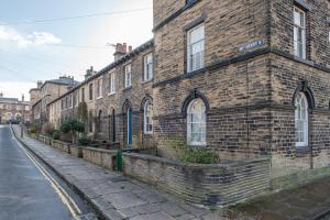 Riverside Balcony Apartment With Parking Just Minutes To Saltaire