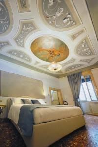 Tempat tidur dalam kamar di Residenza Palazzo Negri