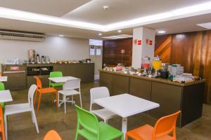 Příslušenství pro přípravu čaje a kávy v ubytování Pajuçara Hotel Express