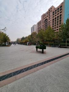 un piano verde sentado en medio de un estacionamiento en DaMus apartments en Ereván
