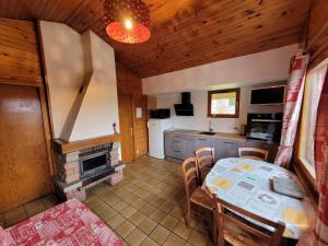 Η κουζίνα ή μικρή κουζίνα στο Chalet Les Jonquilles