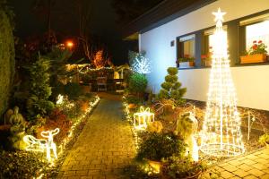 Ein Garten an der Unterkunft Schöne, geräumige Souterrain mit Japangarten, kostenlos Parkplatz