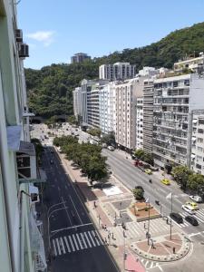 - une vue sur une rue d'une ville avec des bâtiments dans l'établissement Apartamento Temporada Dalva Copacabana, à Rio de Janeiro