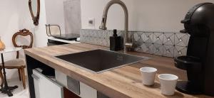 eine Küchenarbeitsplatte mit Spülbecken und zwei Tassen darauf in der Unterkunft La suite del centro storico in Matera + 25 Fotos