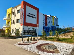 a building with a sign in front of it at Snagov Lakeview Residences in Tîncăbeşti