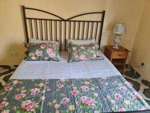 Un pat sau paturi într-o cameră la Remarkable 4-Bed with air conditioning in Brikama