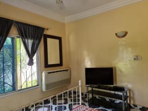Galería fotográfica de Remarkable 4-Bed with air conditioning in Brikama en Brikama