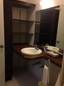 a bathroom with a sink and a mirror at Hotel Las Vegas in Poza Rica de Hidalgo