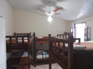 Łóżko lub łóżka piętrowe w pokoju w obiekcie Pousada e Hostel Chapada Suites