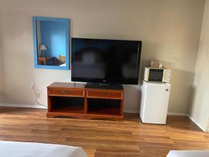 TV a/nebo společenská místnost v ubytování Ephrata Inn Motel