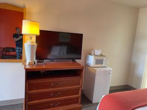 a room with a television and a bed at Ephrata Inn Motel in Ephrata