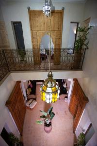 einen Blick über ein Zimmer mit einem Kronleuchter in der Unterkunft Riad Taziri in Marrakesch