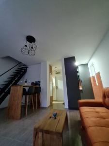 sala de estar con sofá, mesa y piano en Luma Home, en Divčibare