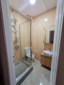 Un baño con ducha, inodoro y lavabo. en Luma Home, en Divčibare