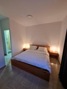 Un dormitorio con una cama con dos lámparas encima. en Luma Home, en Divčibare