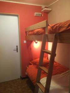 a bunk bed in a room with a ladder at Serre-Chevalier-Chantemerle. Studio Plein Sud 4per in Saint-Chaffrey