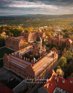 una vista aerea dell'università del Texas Building di Здаються в оренду подобово АПАРТАМЕНТИ ZONEofCOMFORT-1 Поруч з центром міста, затишні та комфортні для проживання, як вдома a Černivci Altre 102 foto