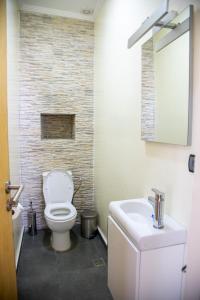 een badkamer met een toilet en een wastafel bij Pure apartments in Taroudant