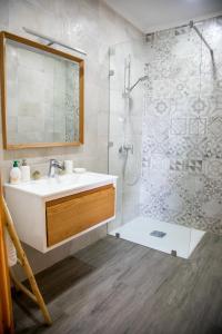 een badkamer met een wastafel en een douche bij Pure apartments in Taroudant