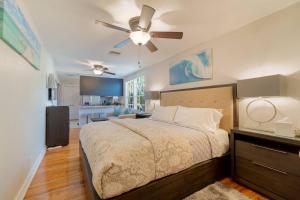 a bedroom with a bed and a ceiling fan at Tropical Nola Studio Vacation Rental in West Palm Beach