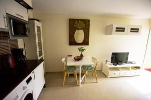 A kitchen or kitchenette at Book Jet - HIBISCUS BEACH FRONT