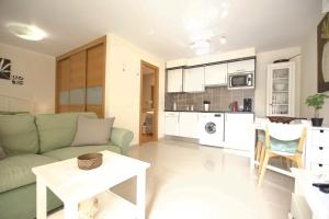 A kitchen or kitchenette at Book Jet - HIBISCUS BEACH FRONT