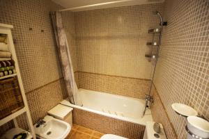 A bathroom at Book Jet - HIBISCUS BEACH FRONT