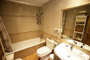 A bathroom at Book Jet - HIBISCUS BEACH FRONT