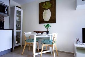 A television and/or entertainment centre at Book Jet - HIBISCUS BEACH FRONT
