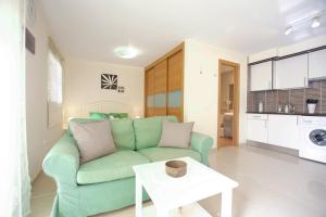 A kitchen or kitchenette at Book Jet - HIBISCUS BEACH FRONT