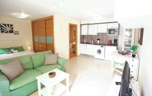 A kitchen or kitchenette at Book Jet - HIBISCUS BEACH FRONT