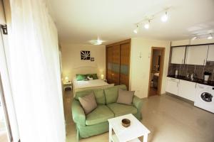 A kitchen or kitchenette at Book Jet - HIBISCUS BEACH FRONT
