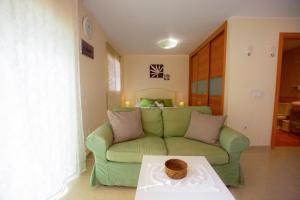 A seating area at Book Jet - HIBISCUS BEACH FRONT