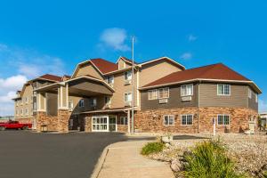 ein großes Backsteingebäude mit einem roten Truck davor in der Unterkunft Red Roof Inn & Suites Omaha - Council Bluffs in Council Bluffs