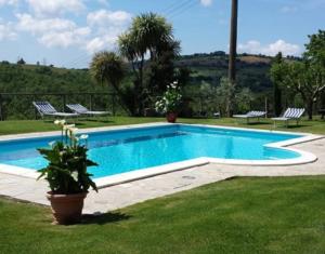 a swimming pool in the yard of a house at Agriturismo Il Maggio in Manciano