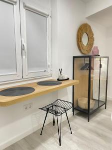 Pokój z blatem z lustrem i stołkiem w obiekcie Pequeña suite independiente al lado Burgas w mieście Ourense